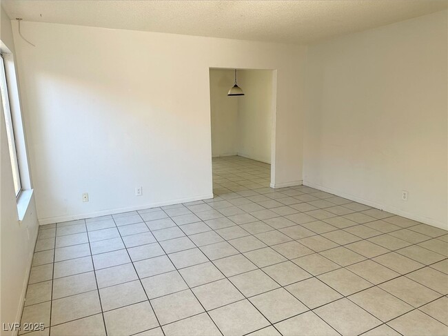 5436 Burkshire Dr in Las Vegas, NV - Building Photo - Building Photo