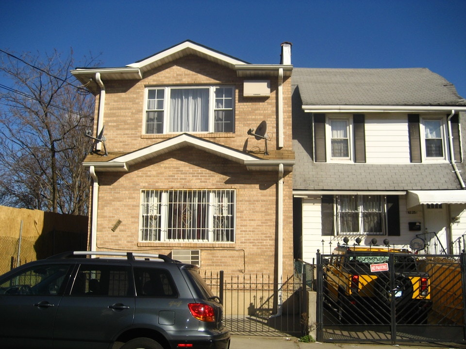 112-21 39th Ave in Flushing, NY - Building Photo