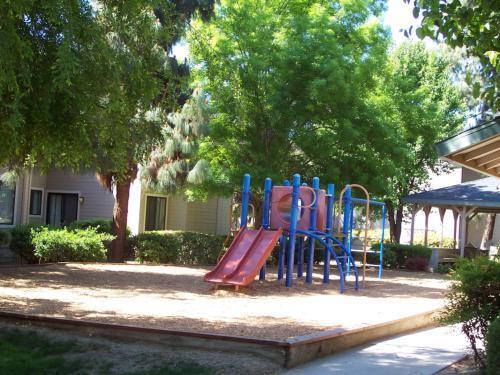 Riverland Apartments in Reedley, CA - Building Photo - Building Photo