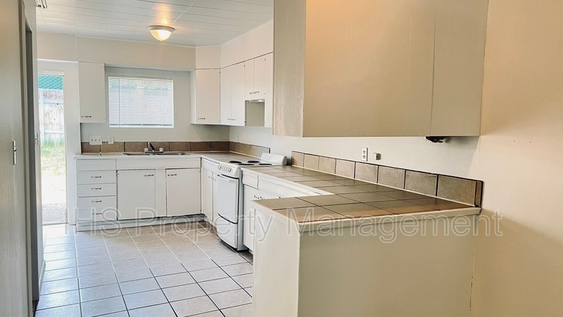 1526 W 4th Ave in Kennewick, WA - Building Photo