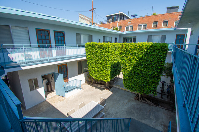 25 Navy St in Venice, CA - Foto de edificio - Building Photo