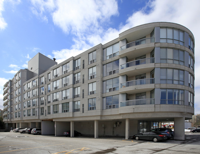 906 Sheppard Ave W in Toronto, ON - Building Photo - Building Photo