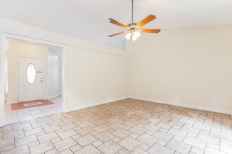 8000 Stirrupwood Ct in Orlando, FL - Foto de edificio - Building Photo