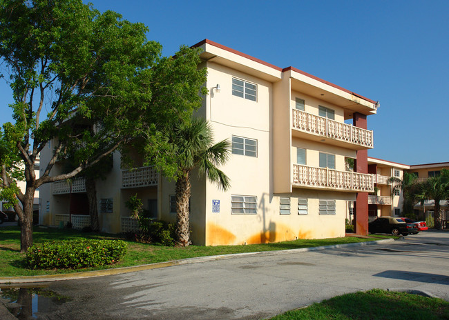 Colonial Sunset Apartments in Miami, FL - Building Photo - Building Photo