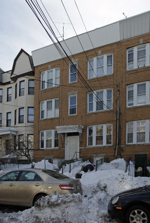 81 Bostwick Ave in Jersey City, NJ - Foto de edificio