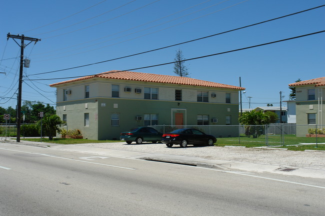 421-429 NE 82nd St in Miami, FL - Foto de edificio - Building Photo