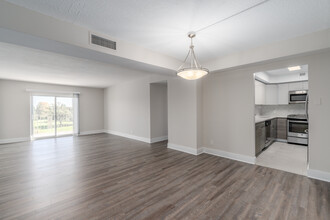 The Plaza Apartments in Jenkintown, PA - Building Photo - Interior Photo