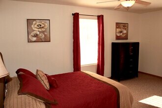 2440 Southwoods Dr, Unit Furnished in Marquette, MI - Foto de edificio - Building Photo