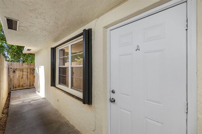 2033 Dewey St in Hollywood, FL - Foto de edificio - Building Photo