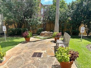 2333 Bering Dr in Houston, TX - Building Photo - Building Photo