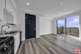 667 N Wilton Pl in Los Angeles, CA - Building Photo - Building Photo