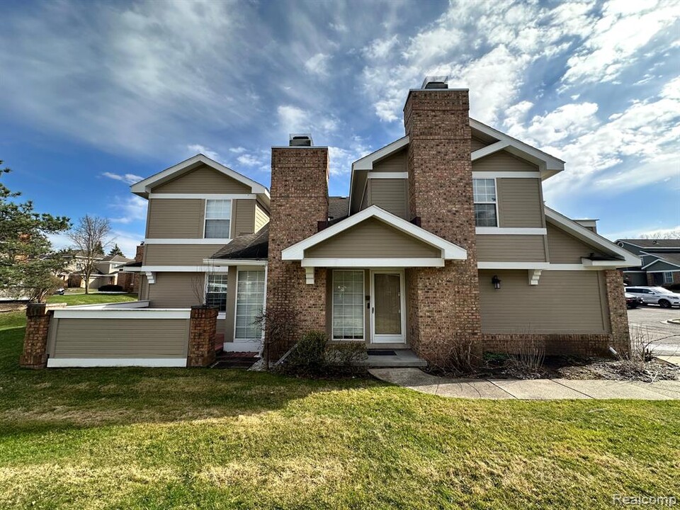 6633 Bellows Ct in West Bloomfield, MI - Building Photo