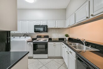 2001 Bering Dr, Unit 5 in Houston, TX - Building Photo - Building Photo