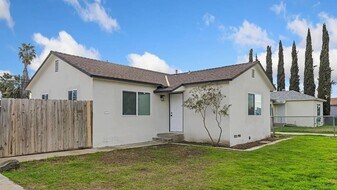 1317 Washington Ave in Bakersfield, CA - Building Photo