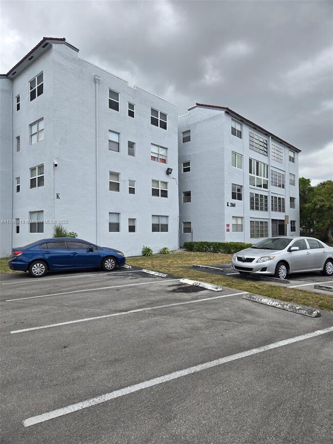 property at 2860 Somerset Dr