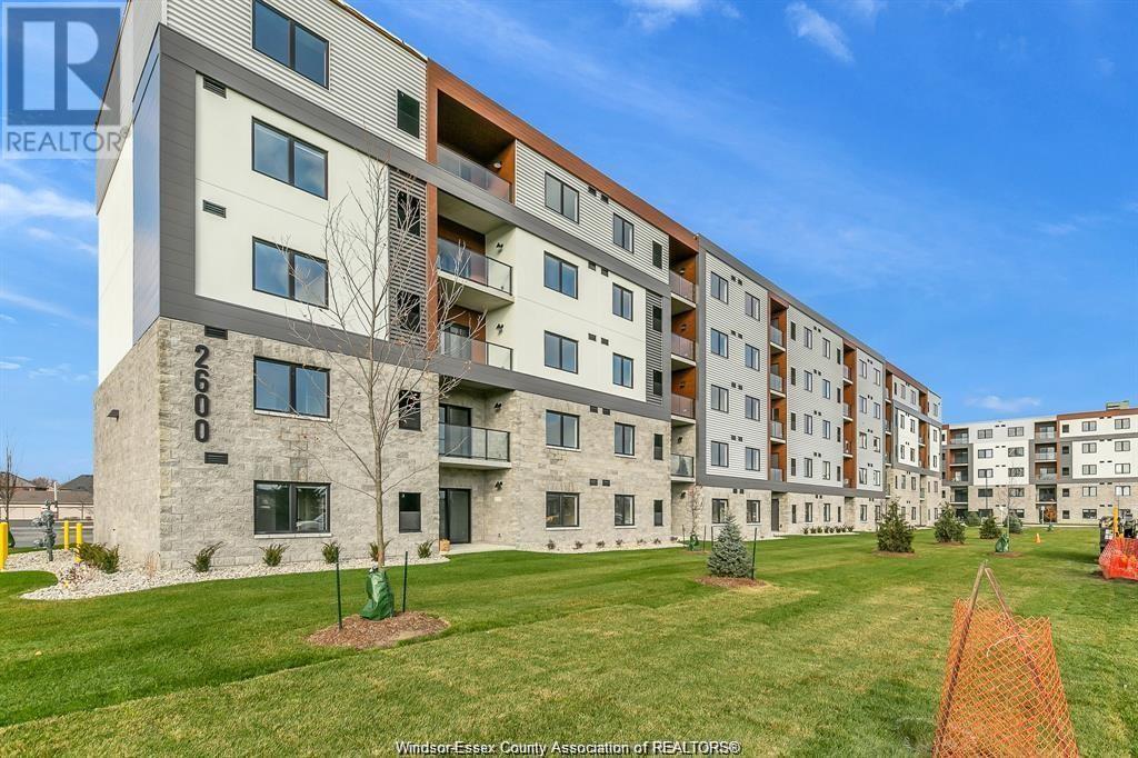 2600 Sandwich W Pkwy in Lasalle, ON - Building Photo