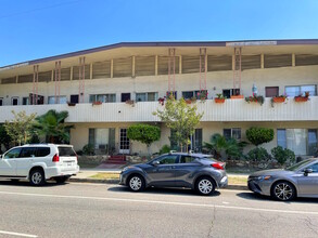 12310 Chandler Blvd in Valley Village, CA - Building Photo - Primary Photo