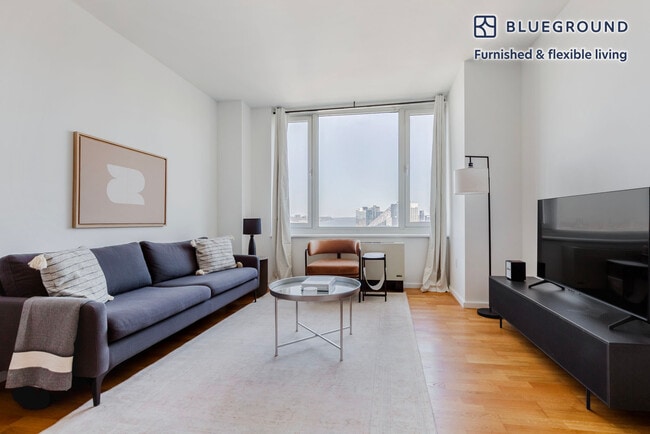 635 W 42nd St