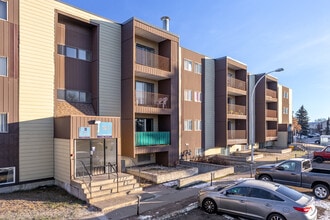 Hampton Court in Edmonton, AB - Building Photo - Building Photo