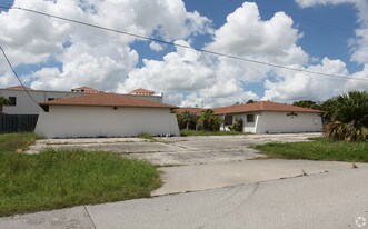 218-224 SE 16th Pl in Cape Coral, FL - Foto de edificio - Building Photo