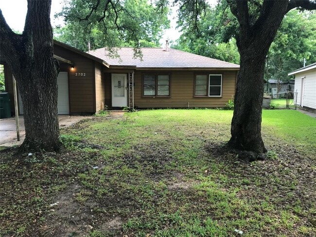 property at 2702 N Camp Cir