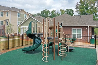 301 Muirs Chapel Rd in Greensboro, NC - Foto de edificio - Building Photo