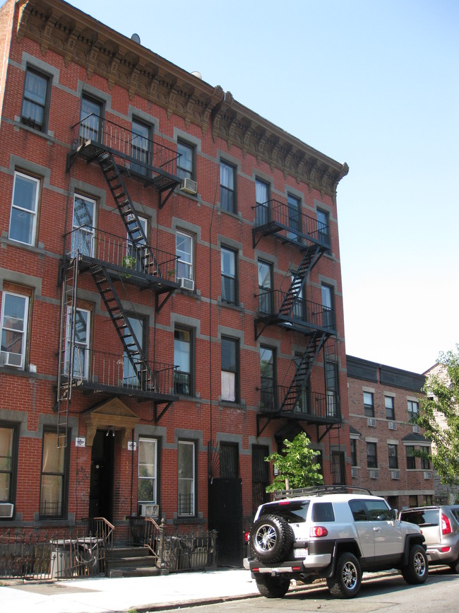 332 Hart St in Brooklyn, NY - Foto de edificio - Building Photo