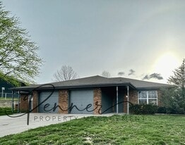401 NE Austin St in Oak Grove, MO - Building Photo