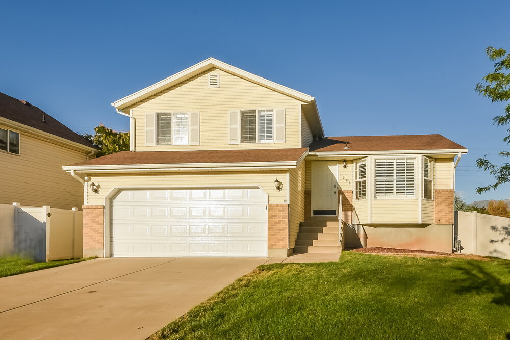 1988 Jenny Ln in Clearfield, UT - Building Photo