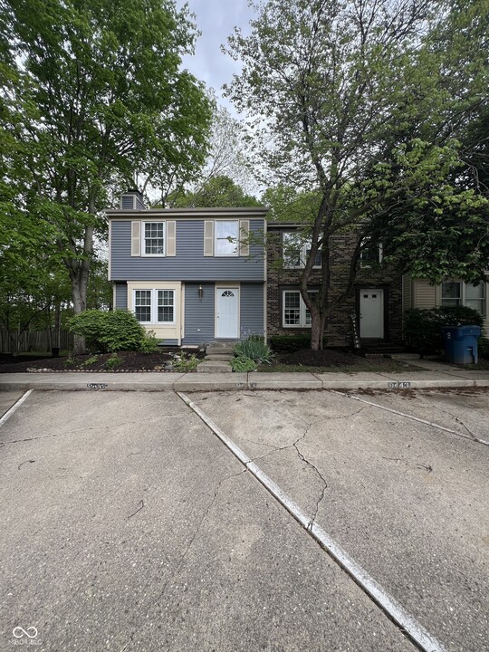 9445 Timber View Dr in Indianapolis, IN - Building Photo