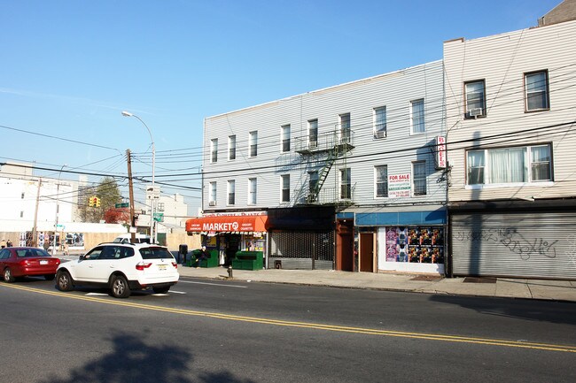 21-01 Astoria Blvd in Long Island City, NY - Foto de edificio - Building Photo