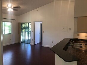 2550 SW 18th Ter, Unit 16 in Fort Lauderdale, FL - Building Photo - Building Photo