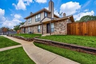 113 Peachtree Ct in Kennedale, TX - Building Photo