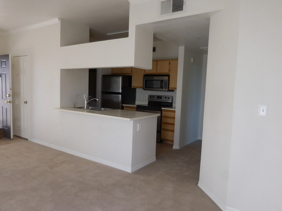 5345 E Van Buren St, Unit 316 in Phoenix, AZ - Building Photo