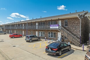 Residences on College Hill in Cedar Falls, IA - Building Photo