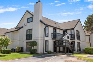 Avia Apartments in Tulsa, OK - Building Photo