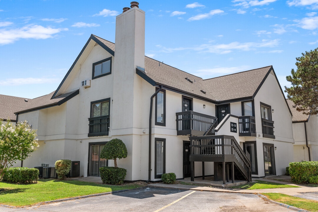 Avia Apartments in Tulsa, OK - Building Photo