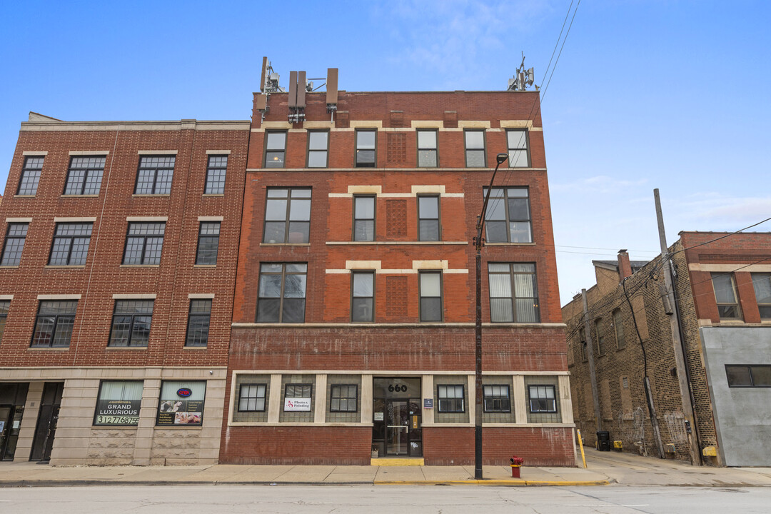 700 W Grand Ave, Unit 2E in Chicago, IL - Foto de edificio