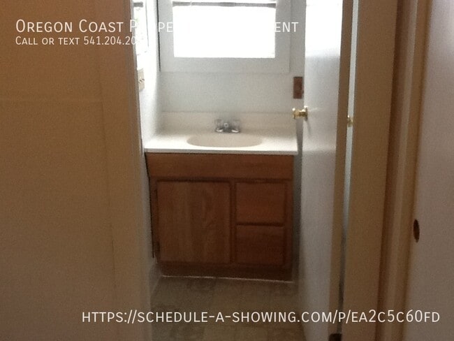 130 SW Brook St in Newport, OR - Foto de edificio - Building Photo