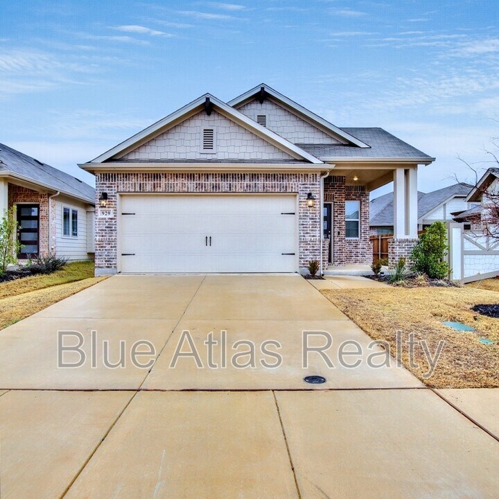 929 King St in Aubrey, TX - Building Photo