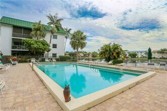 3030 Binnacle Dr in Naples, FL - Building Photo - Building Photo