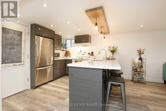 208 Oakridge Dr in Toronto, ON - Building Photo - Building Photo