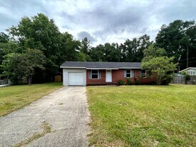 389 Porter Rd in Hope Mills, NC - Building Photo