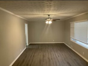 1915 Timothy Dr SW in Atlanta, GA - Foto de edificio - Building Photo