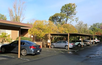 Crestview Apartments in Benicia, CA - Foto de edificio - Building Photo