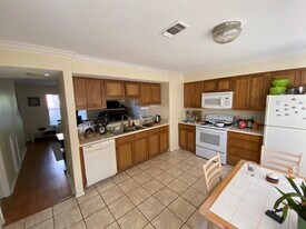 716 W Mulberry St, Unit 4 in Denton, TX - Building Photo