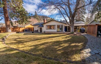 665 NE 12th St in Bend, OR - Foto de edificio - Building Photo