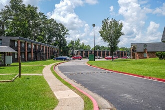 Summit at the Village Apartments in Meridian, MS - Foto de edificio - Building Photo