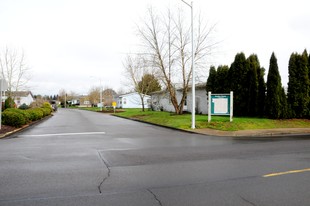 735 NE Burnett Rd in McMinnville, OR - Building Photo
