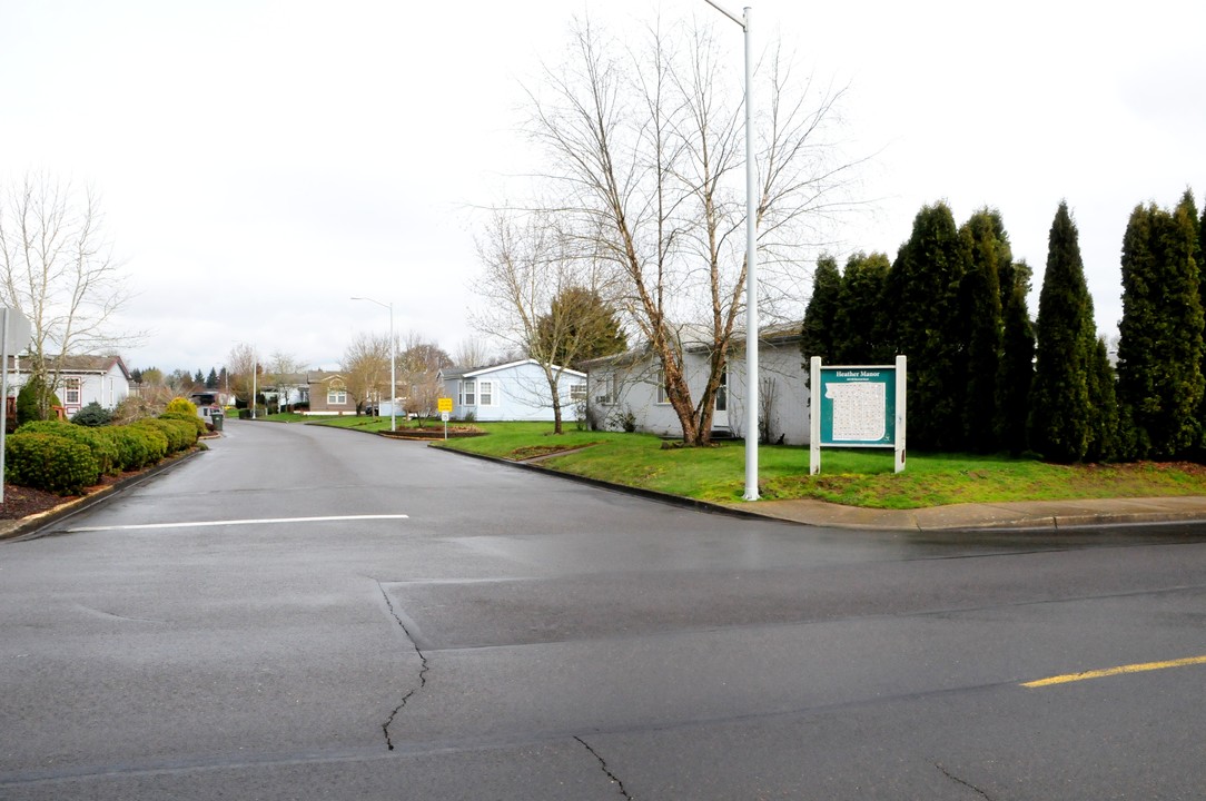 735 NE Burnett Rd in McMinnville, OR - Building Photo